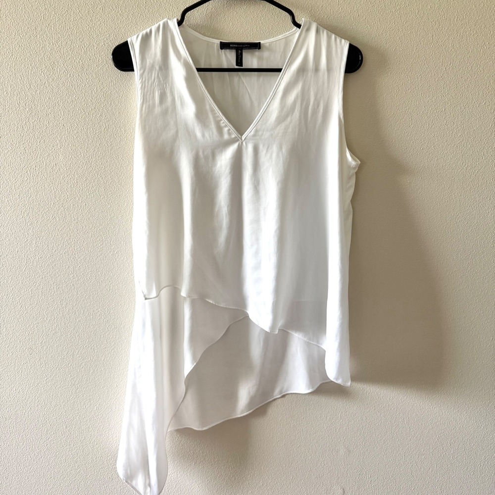 BCBGMaxAzria white sleeveless v neck tank top featuring asymmetrical hem size S